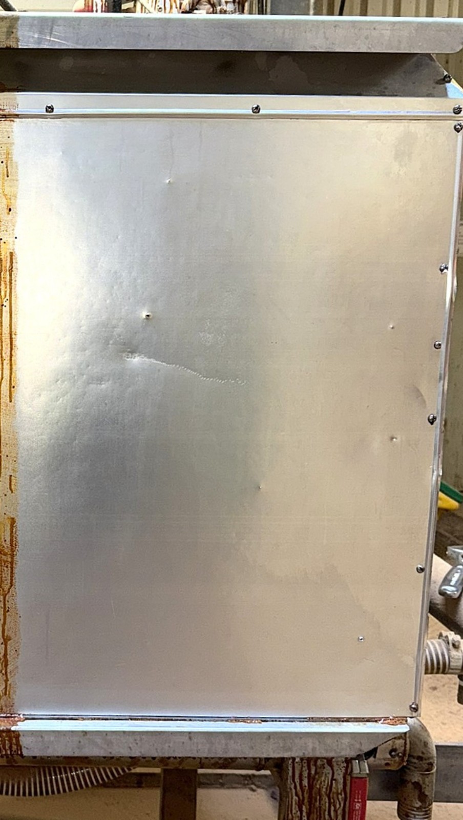 Armoire métallique extérieure - avant/après décapage cryogénique — après