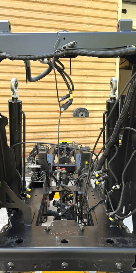 Bras de chargeur agricole - avant/après décapage cryogénique — après