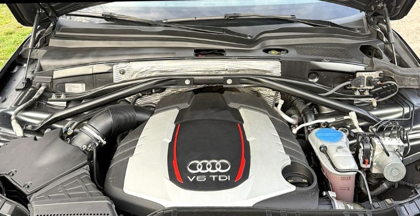 Compartiment moteur Audi V6 TDI - avant/après décapage cryogénique — après