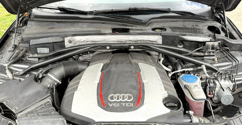 Compartiment moteur Audi V6 TDI - avant/après décapage cryogénique — avant