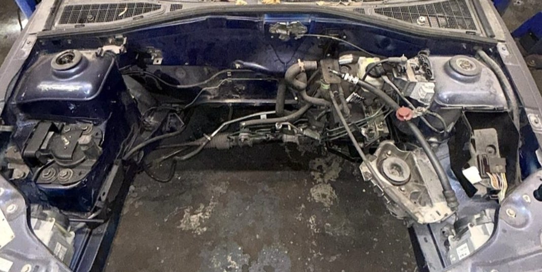 Compartiment moteur - avant/après décapage cryogénique — avant