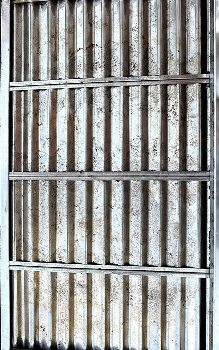 Grille de ventilation extérieure - avant/après décapage cryogénique — après