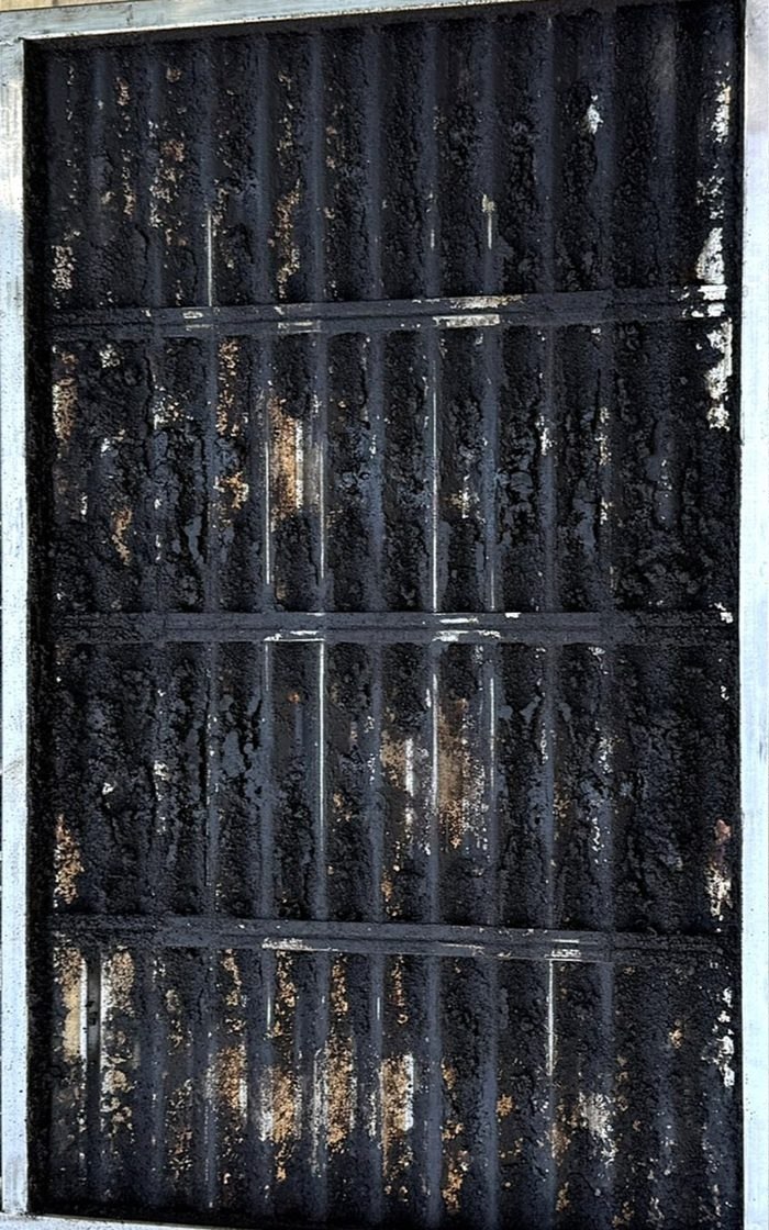 Grille de ventilation extérieure - avant/après décapage cryogénique — avant