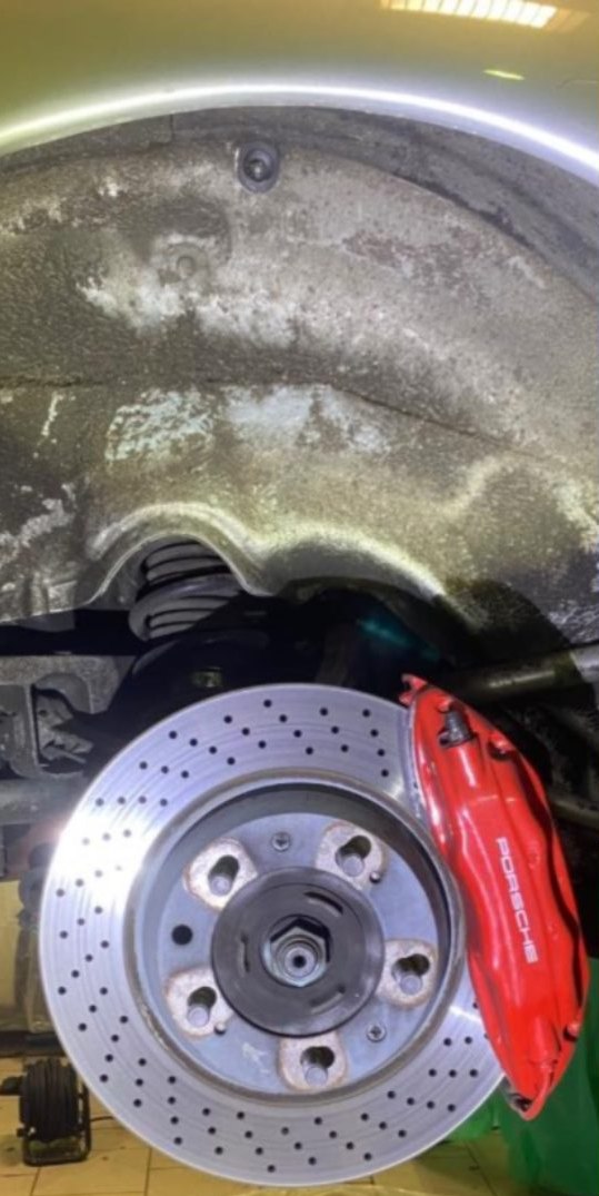 Passage de roue Porsche - avant/après décapage cryogénique — avant
