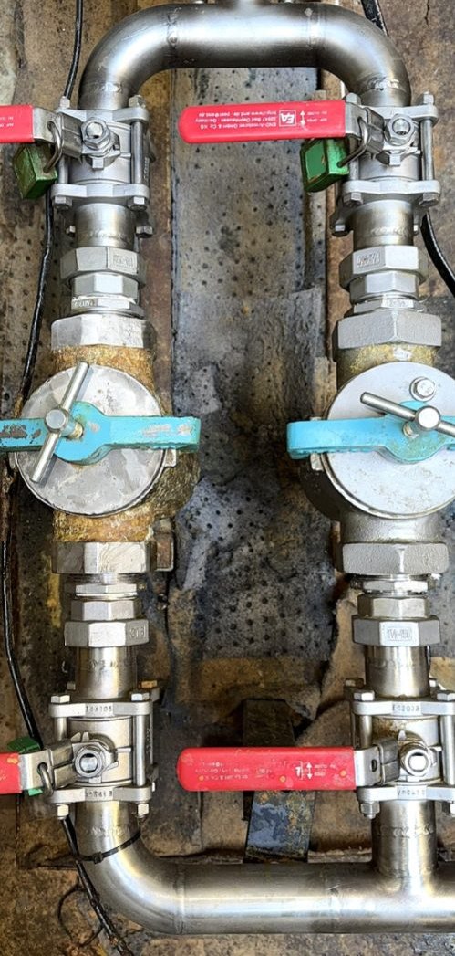 Robinetterie industrielle inox - avant/après décapage cryogénique — après