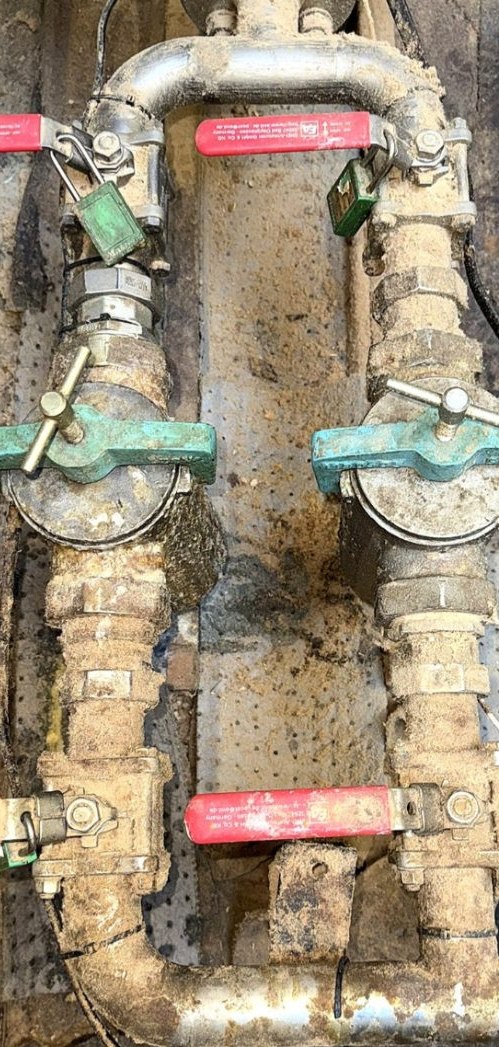 Robinetterie industrielle inox - avant/après décapage cryogénique — avant