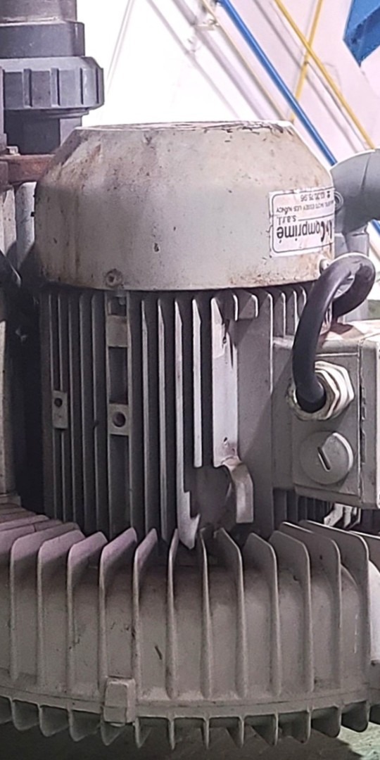 Turbine d'aération industrielle - avant/après décapage cryogénique — avant
